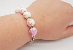 Bracelet sur la vue supérieure de fond blanc photos stock Bracelet sur la vue supérieure de fond blanc photos stock