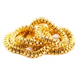 Bracelet à chaînes de collier d'or massif pur sur le fond blanc photo stock Bracelet à chaînes de collier d'or massif pur sur le fond blanc photo stock