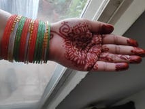 Bracelets et mehendi photographie stock Bracelets et mehendi photographie stock