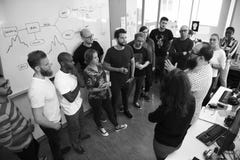 'brainstorming' επιχειρησιακής ομάδας ξεκινήματος στο εργαστήριο συνεδρίασης στοκ φωτογραφία με δικαίωμα ελεύθερης χρήσης 'brainstorming' επιχειρησιακής ομάδας ξεκινήματος στο εργαστήριο συνεδρίασης στοκ φωτογραφία με δικαίωμα ελεύθερης χρήσης