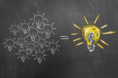 Brainstormingsconcept met gloeilamp op bord of blackboar stock afbeelding Brainstormingsconcept met gloeilamp op bord of blackboar stock afbeelding