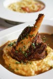 Braised jagnięcy giczoł na puree ziemniaczane zdjęcie stock Braised jagnięcy giczoł na puree ziemniaczane zdjęcie stock