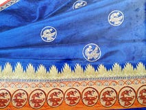 Branco feito a m?o tradicional, vermelho/rosa, sari de seda indiano azul /saree com detalhes dourados, uso da mulher vestir no fe fotografia de stock royalty free Branco feito a m?o tradicional, vermelho/rosa, sari de seda indiano azul /saree com detalhes dourados, uso da mulher vestir no fe fotografia de stock royalty free