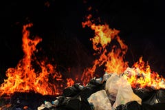 Brand heel wat afval plastic huisvuil, de Partijen van de de stapelstortplaats van de Huisvuilbak van troep het Verontreinigen me stock foto Brand heel wat afval plastic huisvuil, de Partijen van de de stapelstortplaats van de Huisvuilbak van troep het Verontreinigen me stock foto