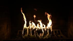 Brand het houten vlam branden in de comfortabele mooie open haard van de logboekatmosfeer in omhoog het voldoen van aan majestueu stock video Brand het houten vlam branden in de comfortabele mooie open haard van de logboekatmosfeer in omhoog het voldoen van aan majestueu stock video