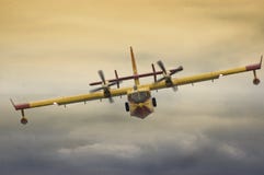Brandbekämpningflygplan som flyger lågt under utställning arkivbild Brandbekämpningflygplan som flyger lågt under utställning arkivbild