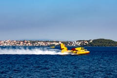 Brandbestrijdingsvliegtuigen in Kroatië stock afbeelding Brandbestrijdingsvliegtuigen in Kroatië stock afbeelding