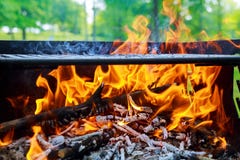 Brandende Vlammen en Gloeiende Steenkool in BBQ, Warm oranje vuur met stukken van hout royalty-vrije stock afbeeldingen Brandende Vlammen en Gloeiende Steenkool in BBQ, Warm oranje vuur met stukken van hout royalty-vrije stock afbeeldingen