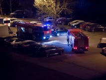 Brandlastbilar ?r p? v?gen med exponera ljus p? p? natten fotografering för bildbyråer Brandlastbilar ?r p? v?gen med exponera ljus p? p? natten fotografering för bildbyråer
