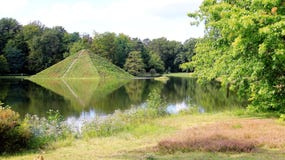 Branitz-Park und Reflexion von Pyramiden-Insel im Sommer Lizenzfreies Stockbild Branitz-Park und Reflexion von Pyramiden-Insel im Sommer Lizenzfreies Stockbild