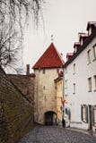 Brant sluttande gränd i den gamla staden av Tallinn Arkivbilder Brant sluttande gränd i den gamla staden av Tallinn Arkivbilder