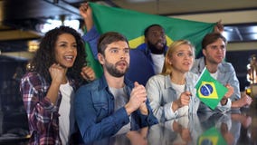 Brasilianische Fußballfans mit Flagge zujubelnd für die Nationalmannschaft, hoffend für Sieg lizenzfreies stockbild Brasilianische Fußballfans mit Flagge zujubelnd für die Nationalmannschaft, hoffend für Sieg lizenzfreies stockbild
