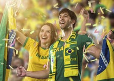 Brasilianische Paare, die auf einem Stadion feiern stockbilder Brasilianische Paare, die auf einem Stadion feiern stockbilder