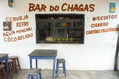Brasilianische Strand-Bar mit Kokosnüssen auf Zähler lizenzfreie stockfotografie Brasilianische Strand-Bar mit Kokosnüssen auf Zähler lizenzfreie stockfotografie