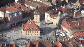 Brasov ajusta, Transilvania, Rumania, visión aérea almacen de metraje de vídeo Brasov ajusta, Transilvania, Rumania, visión aérea almacen de metraje de vídeo