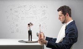 Brasseur d'affaires mangeant le petit employ? avec le concept gribouill? de diagrammes photos libres de droits Brasseur d'affaires mangeant le petit employ? avec le concept gribouill? de diagrammes photos libres de droits