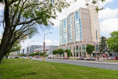 Bratislava, Eslovaquia - 7 de mayo de 2019: Complejo del hockey 3 días antes del campeonato del mundo del hockey imágenes de archivo libres de regalías Bratislava, Eslovaquia - 7 de mayo de 2019: Complejo del hockey 3 días antes del campeonato del mundo del hockey imágenes de archivo libres de regalías