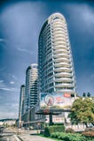 BRATISLAVA, ESLOVÁQUIA - EM JULHO DE 2011: Construção moderna em uma avenida principal Bratislava atrai 1 milhão turistas anualme imagens de stock BRATISLAVA, ESLOVÁQUIA - EM JULHO DE 2011: Construção moderna em uma avenida principal Bratislava atrai 1 milhão turistas anualme imagens de stock