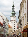 BRATISLAVA, SLOVAQUIE - avril 2016 - touristes visitant le pays sur la rue de Michalska dans ville du ` s de Bratislava la vieill photo stock BRATISLAVA, SLOVAQUIE - avril 2016 - touristes visitant le pays sur la rue de Michalska dans ville du ` s de Bratislava la vieill photo stock