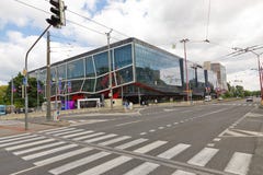 Bratislava, Slowakei - 7. Mai 2019: Straßenansicht über Hockey-Stadion 3 Tage vor Hockey-Weltmeisterschaft stockfotografie Bratislava, Slowakei - 7. Mai 2019: Straßenansicht über Hockey-Stadion 3 Tage vor Hockey-Weltmeisterschaft stockfotografie