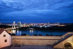 Bratislava-Stadt-Skyline an der blauen Stunde stockfotografie Bratislava-Stadt-Skyline an der blauen Stunde stockfotografie