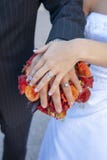 Braut- und Bräutigamhände, Ringe und Blumenstrauß lizenzfreies stockbild Braut- und Bräutigamhände, Ringe und Blumenstrauß lizenzfreies stockbild