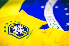 Braziliaanse Jersey en vlag voor mening stock foto's Braziliaanse Jersey en vlag voor mening stock foto's
