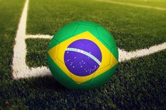 Brazylia pi?ka na naro?nikowego kopni?cia pozycji, boiska do pi?ki no?nej t?o Krajowy futbolowy temat na zielonej trawie zdjęcia royalty free Brazylia pi?ka na naro?nikowego kopni?cia pozycji, boiska do pi?ki no?nej t?o Krajowy futbolowy temat na zielonej trawie zdjęcia royalty free