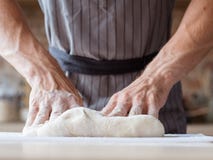 Breadbaking mat som lagar mat manhänder, knådar deg arkivfoto Breadbaking mat som lagar mat manhänder, knådar deg arkivfoto