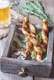 breadsticks Tocino-envueltos con la taza de cerveza fotografía de archivo libre de regalías breadsticks Tocino-envueltos con la taza de cerveza fotografía de archivo libre de regalías