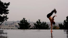 Breakdancer im Regen in Prag Breakdancer im Regen in Prag