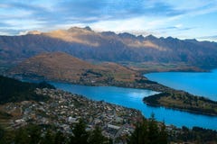 Breathtaking Queenstown Nowa Zelandia miejscowości wypoczynkowej panorama z Remarkables zdjęcia stock Breathtaking Queenstown Nowa Zelandia miejscowości wypoczynkowej panorama z Remarkables zdjęcia stock