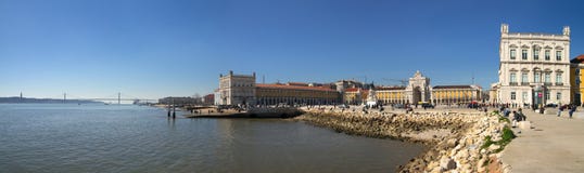 Bred panorama av Tagus River och Terreiro gör Paço, Lissabon Royaltyfria Bilder Bred panorama av Tagus River och Terreiro gör Paço, Lissabon Royaltyfria Bilder