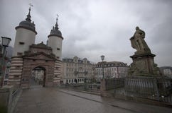 Bred vinkelsikt på den gamla bron av Heidelberg, Tyskland royaltyfri fotografi Bred vinkelsikt på den gamla bron av Heidelberg, Tyskland royaltyfri fotografi