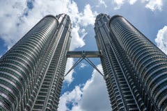 Brede die hoek van Petrona-Torens in Kuala Lumpur wordt geschoten Stock Afbeeldingen Brede die hoek van Petrona-Torens in Kuala Lumpur wordt geschoten Stock Afbeeldingen