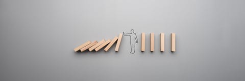 Breed bebouwd beeld van het overzicht van zakenman ophouden stock afbeeldingen Breed bebouwd beeld van het overzicht van zakenman ophouden stock afbeeldingen