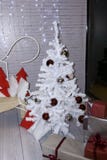 Breed close-up van een rood glitteryornament op een witte kunstmatige Kerstmisboom bij een warenhuis Ondiep nadrukonduidelijk bee royalty-vrije stock foto Breed close-up van een rood glitteryornament op een witte kunstmatige Kerstmisboom bij een warenhuis Ondiep nadrukonduidelijk bee royalty-vrije stock foto