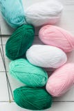 Breiende ballen en breinaalden stock afbeelding Breiende ballen en breinaalden stock afbeelding