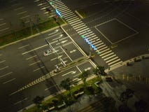 Breite leere Straße mit einzelnem Auto lizenzfreies stockfoto Breite leere Straße mit einzelnem Auto lizenzfreies stockfoto