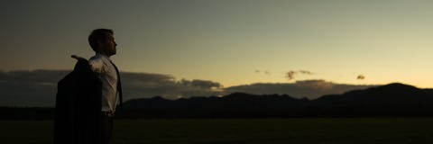 Breite Panoramaansicht des Geschäftsmannes stehend mit den offenen Armen lizenzfreies stockfoto Breite Panoramaansicht des Geschäftsmannes stehend mit den offenen Armen lizenzfreies stockfoto