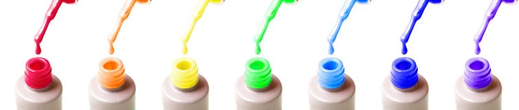 Breite Regenbogenextramaniküre füllt den GelNagellack, die Bürsten und die Tropfen von roten, orange, gelben, grünen, blauen ab, stockfotografie Breite Regenbogenextramaniküre füllt den GelNagellack, die Bürsten und die Tropfen von roten, orange, gelben, grünen, blauen ab, stockfotografie