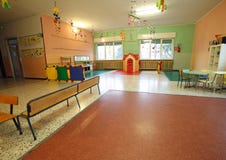 Breiter Raum einer Schule für Kinder ohne Leute lizenzfreies stockbild Breiter Raum einer Schule für Kinder ohne Leute lizenzfreies stockbild