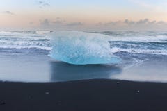 Brekende ijsberg op zwart zandstrand tijdens de recente winter, IJsland Royalty-vrije Stock Foto Brekende ijsberg op zwart zandstrand tijdens de recente winter, IJsland Royalty-vrije Stock Foto
