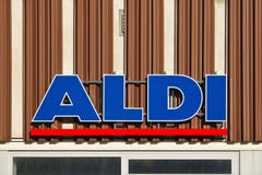 Bremen, Alemania - 25 de noviembre de 2017 - logotipo azul y rojo grande de la compañía en la fachada de la tienda de Aldi en el fotografía de archivo Bremen, Alemania - 25 de noviembre de 2017 - logotipo azul y rojo grande de la compañía en la fachada de la tienda de Aldi en el fotografía de archivo