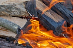 Brennholzbrände hell im Grill lizenzfreies stockbild Brennholzbrände hell im Grill lizenzfreies stockbild
