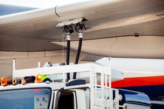 Brennstoffaufnahme der Flugzeuge (Flugzeug) Stockfotos Brennstoffaufnahme der Flugzeuge (Flugzeug) Stockfotos
