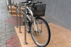 BREST VITRYSSLAND - JULI 31, 2018: Cykel som framme parkeras av lagret royaltyfria foton BREST VITRYSSLAND - JULI 31, 2018: Cykel som framme parkeras av lagret royaltyfria foton