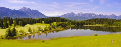 Brett panoramalandskap i Bayern arkivbild Brett panoramalandskap i Bayern arkivbild