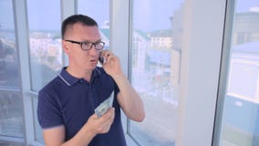 Briber που προτείνει τα χρήματα Έννοια δωροδοκίας, δωροδοκίας και απάτης φιλμ μικρού μήκους Briber που προτείνει τα χρήματα Έννοια δωροδοκίας, δωροδοκίας και απάτης φιλμ μικρού μήκους