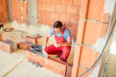 Bricklayering с каменщиком на строительной площадке Данные о промышленности и портреты работников стоковое фото Bricklayering с каменщиком на строительной площадке Данные о промышленности и портреты работников стоковое фото